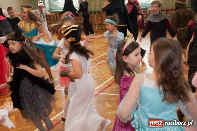 Zdjęcie w galerii na portalu naszraciborz.pl: Ach, co to był za bal! Karnawałowe harce w osiemnastce wiadomości z regionu