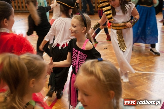 Zdjęcie w galerii na portalu naszraciborz.pl: Ach, co to był za bal! Karnawałowe harce w osiemnastce wiadomości z regionu