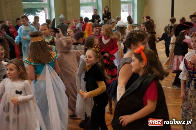 Zdjęcie w galerii na portalu naszraciborz.pl: Ach, co to był za bal! Karnawałowe harce w osiemnastce wiadomości z regionu