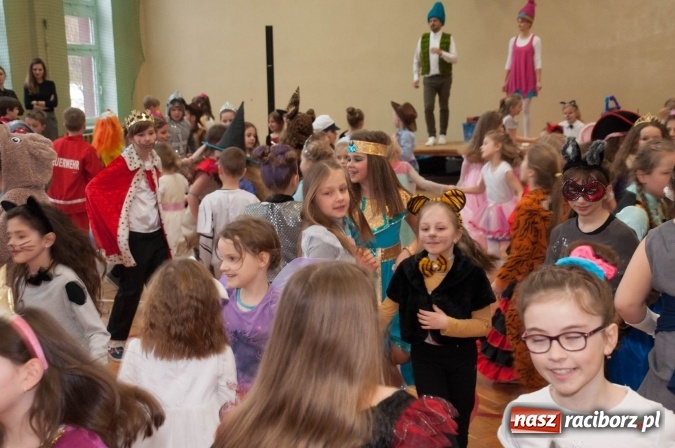 Zdjęcie w galerii na portalu naszraciborz.pl: Ach, co to był za bal! Karnawałowe harce w osiemnastce wiadomości z regionu
