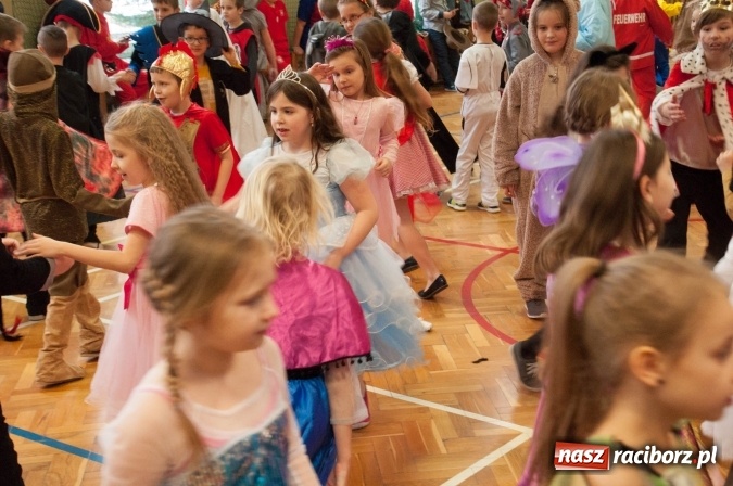 Zdjęcie w galerii na portalu naszraciborz.pl: Ach, co to był za bal! Karnawałowe harce w osiemnastce wiadomości z regionu