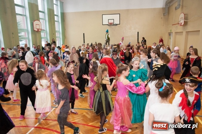 Zdjęcie w galerii na portalu naszraciborz.pl: Ach, co to był za bal! Karnawałowe harce w osiemnastce wiadomości z regionu