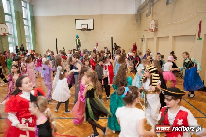 Zdjęcie w galerii na portalu naszraciborz.pl: Ach, co to był za bal! Karnawałowe harce w osiemnastce wiadomości z regionu