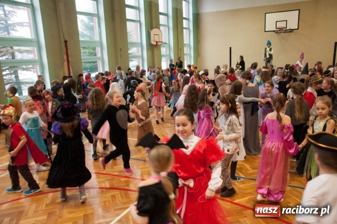Zdjęcie w galerii na portalu naszraciborz.pl: Ach, co to był za bal! Karnawałowe harce w osiemnastce wiadomości z regionu