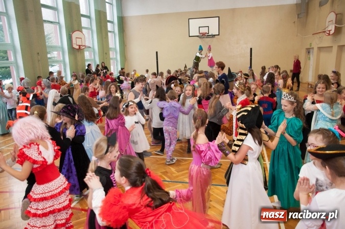 Zdjęcie w galerii na portalu naszraciborz.pl: Ach, co to był za bal! Karnawałowe harce w osiemnastce wiadomości z regionu