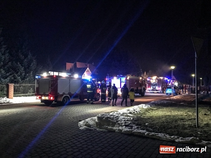Zdjęcie w galerii na portalu naszraciborz.pl: Strażacy gasili pożar samochodu w garażu domu na Ocicach  wiadomości z regionu