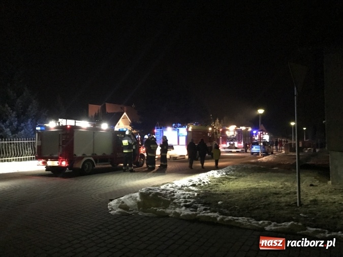 Zdjęcie w galerii na portalu naszraciborz.pl: Strażacy gasili pożar samochodu w garażu domu na Ocicach  wiadomości z regionu