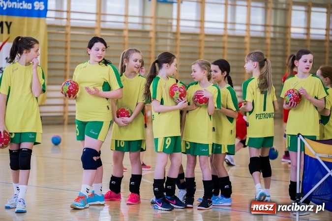 Zdjęcie w galerii na portalu naszraciborz.pl: 7. Turniej Piłki Ręcznej Dziewcząt o Puchar Starosty Raciborskiego wiadomości z regionu