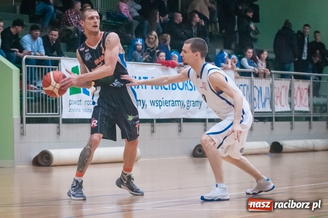 Zdjęcie w galerii na portalu naszraciborz.pl: Koszykówka: Ofensywa walczyła z liderem. Punkty pojechały do Bielska-Białej wiadomości z regionu