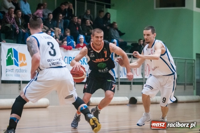 Zdjęcie w galerii na portalu naszraciborz.pl: Koszykówka: Ofensywa walczyła z liderem. Punkty pojechały do Bielska-Białej wiadomości z regionu