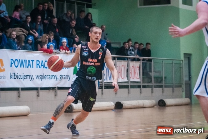 Zdjęcie w galerii na portalu naszraciborz.pl: Koszykówka: Ofensywa walczyła z liderem. Punkty pojechały do Bielska-Białej wiadomości z regionu
