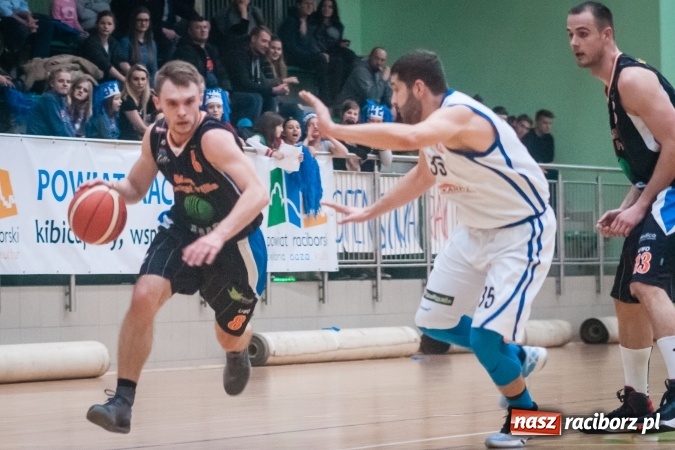 Zdjęcie w galerii na portalu naszraciborz.pl: Koszykówka: Ofensywa walczyła z liderem. Punkty pojechały do Bielska-Białej wiadomości z regionu