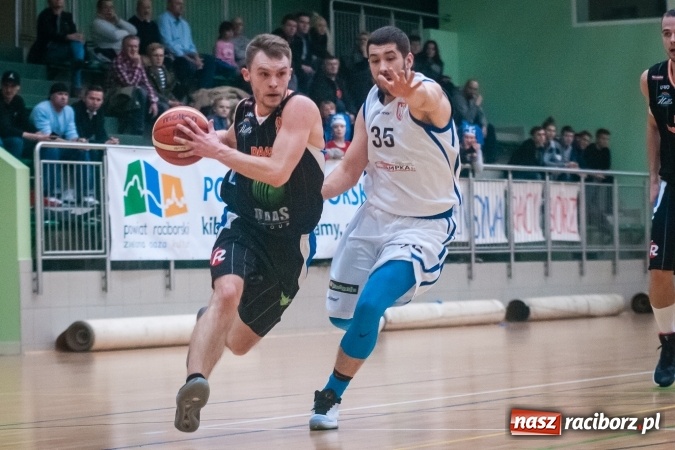 Zdjęcie w galerii na portalu naszraciborz.pl: Koszykówka: Ofensywa walczyła z liderem. Punkty pojechały do Bielska-Białej wiadomości z regionu