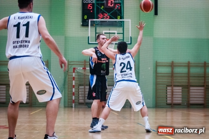 Zdjęcie w galerii na portalu naszraciborz.pl: Koszykówka: Ofensywa walczyła z liderem. Punkty pojechały do Bielska-Białej wiadomości z regionu