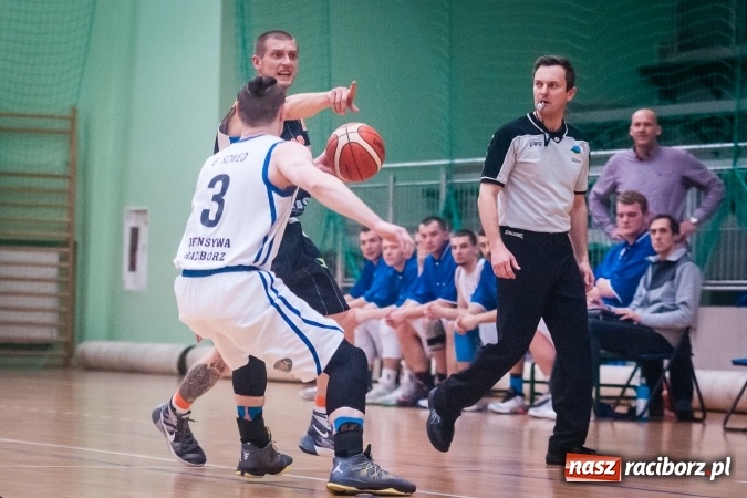 Zdjęcie w galerii na portalu naszraciborz.pl: Koszykówka: Ofensywa walczyła z liderem. Punkty pojechały do Bielska-Białej wiadomości z regionu