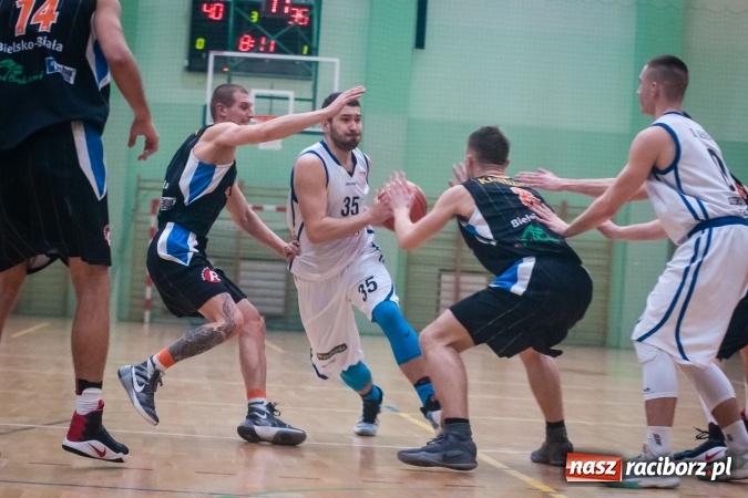 Zdjęcie w galerii na portalu naszraciborz.pl: Koszykówka: Ofensywa walczyła z liderem. Punkty pojechały do Bielska-Białej wiadomości z regionu