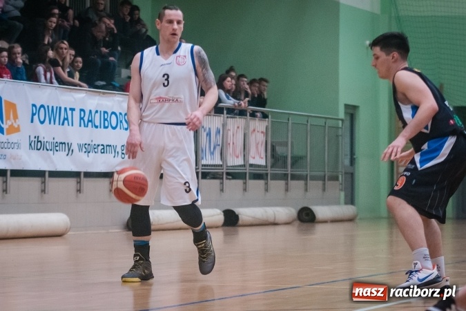 Zdjęcie w galerii na portalu naszraciborz.pl: Koszykówka: Ofensywa walczyła z liderem. Punkty pojechały do Bielska-Białej wiadomości z regionu