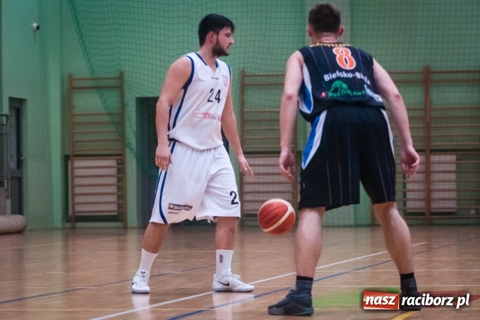 Zdjęcie w galerii na portalu naszraciborz.pl: Koszykówka: Ofensywa walczyła z liderem. Punkty pojechały do Bielska-Białej wiadomości z regionu