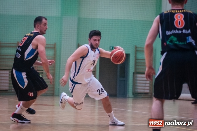 Zdjęcie w galerii na portalu naszraciborz.pl: Koszykówka: Ofensywa walczyła z liderem. Punkty pojechały do Bielska-Białej wiadomości z regionu