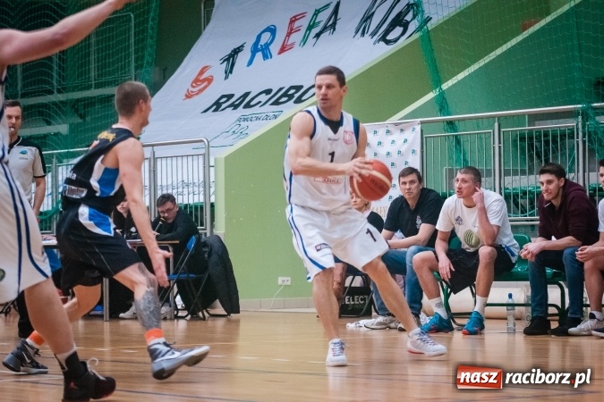 Zdjęcie w galerii na portalu naszraciborz.pl: Koszykówka: Ofensywa walczyła z liderem. Punkty pojechały do Bielska-Białej wiadomości z regionu