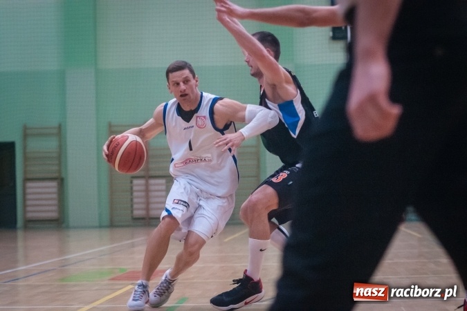 Zdjęcie w galerii na portalu naszraciborz.pl: Koszykówka: Ofensywa walczyła z liderem. Punkty pojechały do Bielska-Białej wiadomości z regionu