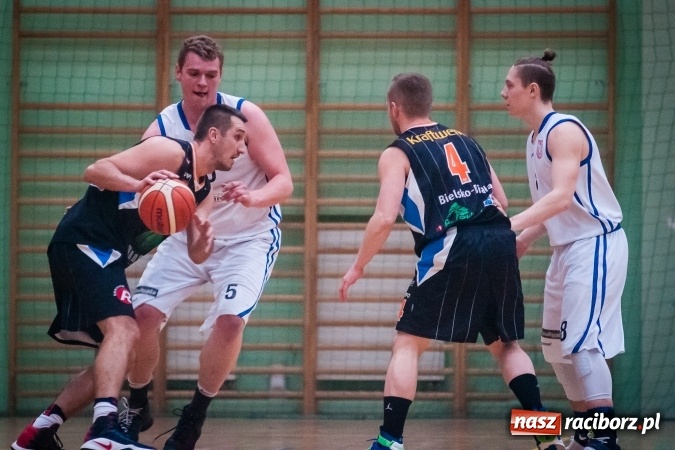 Zdjęcie w galerii na portalu naszraciborz.pl: Koszykówka: Ofensywa walczyła z liderem. Punkty pojechały do Bielska-Białej wiadomości z regionu