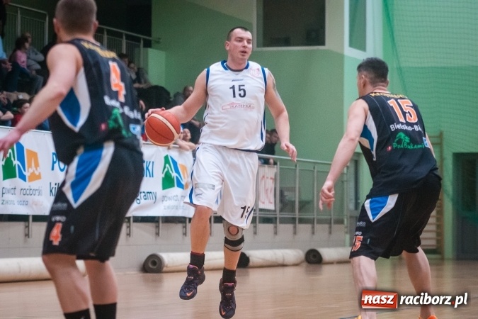 Zdjęcie w galerii na portalu naszraciborz.pl: Koszykówka: Ofensywa walczyła z liderem. Punkty pojechały do Bielska-Białej wiadomości z regionu