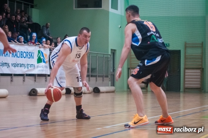 Zdjęcie w galerii na portalu naszraciborz.pl: Koszykówka: Ofensywa walczyła z liderem. Punkty pojechały do Bielska-Białej wiadomości z regionu