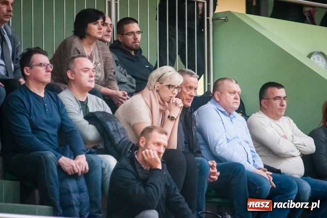 Zdjęcie w galerii na portalu naszraciborz.pl: Koszykówka: Ofensywa walczyła z liderem. Punkty pojechały do Bielska-Białej wiadomości z regionu