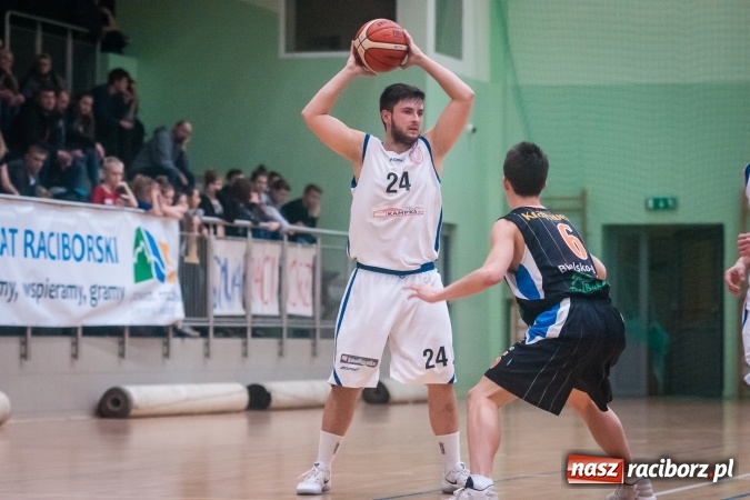 Zdjęcie w galerii na portalu naszraciborz.pl: Koszykówka: Ofensywa walczyła z liderem. Punkty pojechały do Bielska-Białej wiadomości z regionu