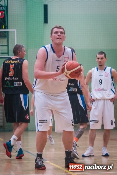 Zdjęcie w galerii na portalu naszraciborz.pl: Koszykówka: Ofensywa walczyła z liderem. Punkty pojechały do Bielska-Białej wiadomości z regionu