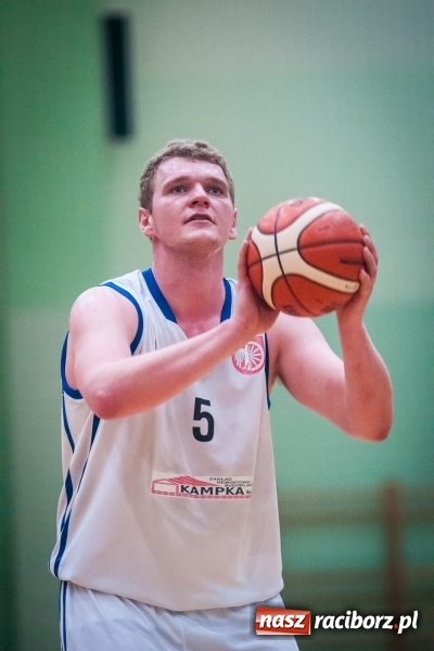 Zdjęcie w galerii na portalu naszraciborz.pl: Koszykówka: Ofensywa walczyła z liderem. Punkty pojechały do Bielska-Białej wiadomości z regionu