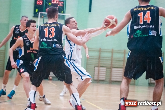 Zdjęcie w galerii na portalu naszraciborz.pl: Koszykówka: Ofensywa walczyła z liderem. Punkty pojechały do Bielska-Białej wiadomości z regionu