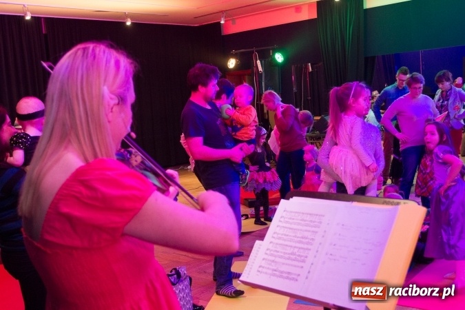 Zdjęcie w galerii na portalu naszraciborz.pl: Kolorowo i karnawałowo - maluchy w krainie dźwięku  wiadomości z regionu