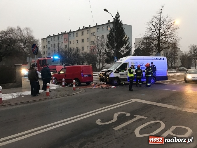 Zdjęcie w galerii na portalu naszraciborz.pl: Zderzenie na skrzyżowaniu Ogrodowa-Słowackiego-Karola Miarki wiadomości z regionu