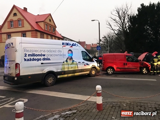 Zdjęcie w galerii na portalu naszraciborz.pl: Zderzenie na skrzyżowaniu Ogrodowa-Słowackiego-Karola Miarki wiadomości z regionu