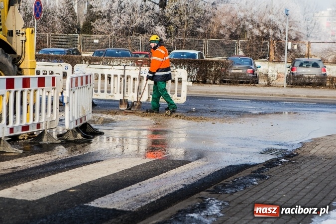 Zdjęcie w galerii na portalu naszraciborz.pl: Przy Nowomiejskiej-Środkowej doszło do awarii sieci wodociągowej wiadomości z regionu