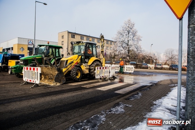Zdjęcie w galerii na portalu naszraciborz.pl: Przy Nowomiejskiej-Środkowej doszło do awarii sieci wodociągowej wiadomości z regionu
