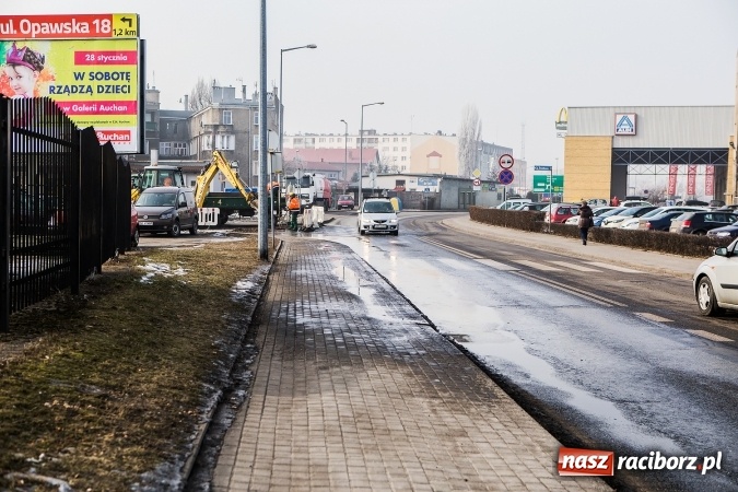 Zdjęcie w galerii na portalu naszraciborz.pl: Przy Nowomiejskiej-Środkowej doszło do awarii sieci wodociągowej wiadomości z regionu