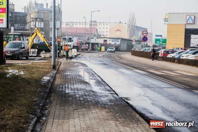 Zdjęcie w galerii na portalu naszraciborz.pl: Przy Nowomiejskiej-Środkowej doszło do awarii sieci wodociągowej wiadomości z regionu