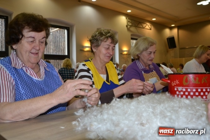 Zdjęcie w galerii na portalu naszraciborz.pl: Szkubanie piyrza w Tworkowie wiadomości z regionu