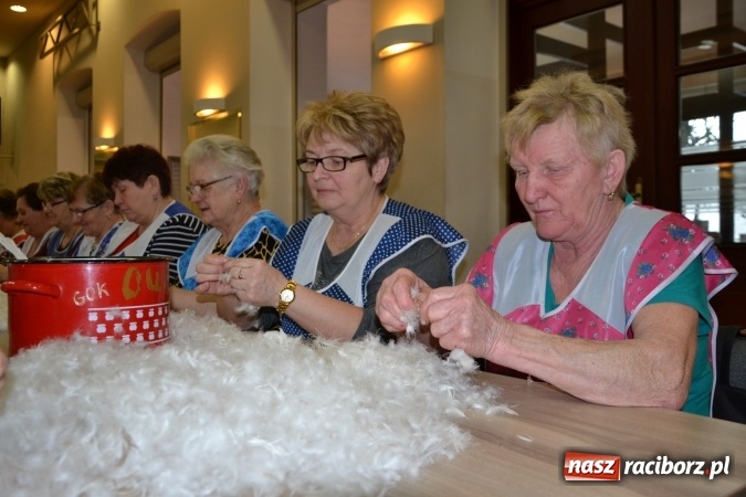 Zdjęcie w galerii na portalu naszraciborz.pl: Szkubanie piyrza w Tworkowie wiadomości z regionu