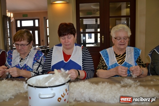 Zdjęcie w galerii na portalu naszraciborz.pl: Szkubanie piyrza w Tworkowie wiadomości z regionu