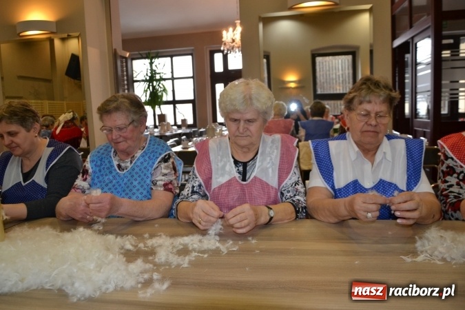 Zdjęcie w galerii na portalu naszraciborz.pl: Szkubanie piyrza w Tworkowie wiadomości z regionu