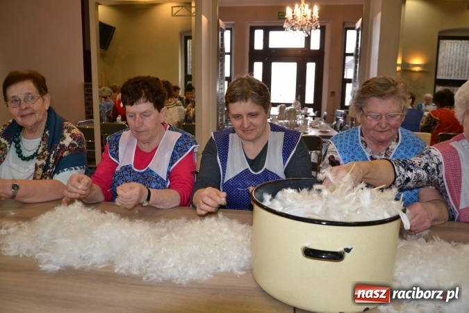 Zdjęcie w galerii na portalu naszraciborz.pl: Szkubanie piyrza w Tworkowie wiadomości z regionu