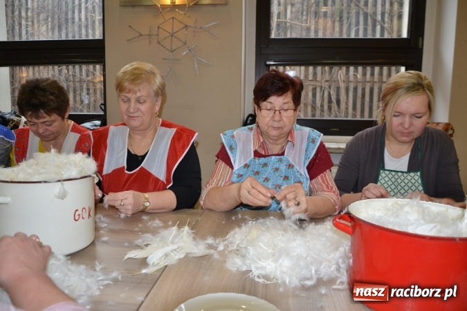 Zdjęcie w galerii na portalu naszraciborz.pl: Szkubanie piyrza w Tworkowie wiadomości z regionu