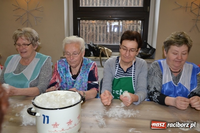 Zdjęcie w galerii na portalu naszraciborz.pl: Szkubanie piyrza w Tworkowie wiadomości z regionu