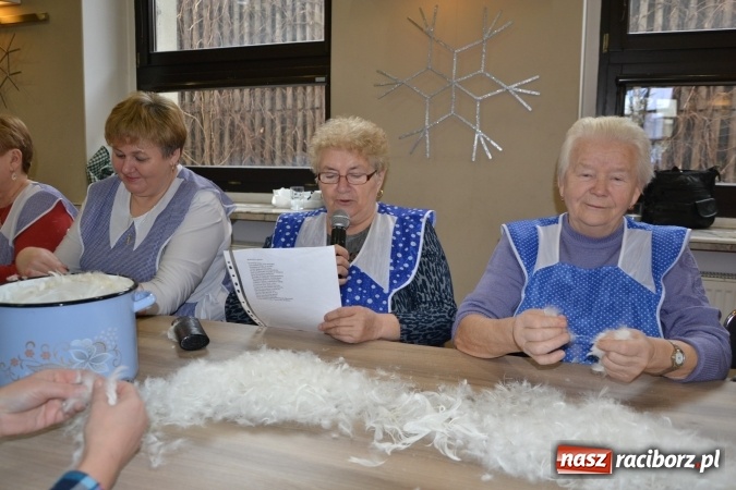 Zdjęcie w galerii na portalu naszraciborz.pl: Szkubanie piyrza w Tworkowie wiadomości z regionu
