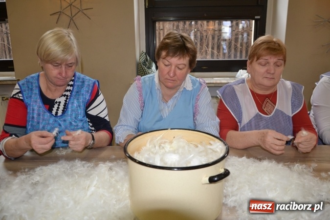 Zdjęcie w galerii na portalu naszraciborz.pl: Szkubanie piyrza w Tworkowie wiadomości z regionu