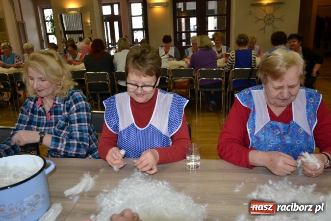 Zdjęcie w galerii na portalu naszraciborz.pl: Szkubanie piyrza w Tworkowie wiadomości z regionu